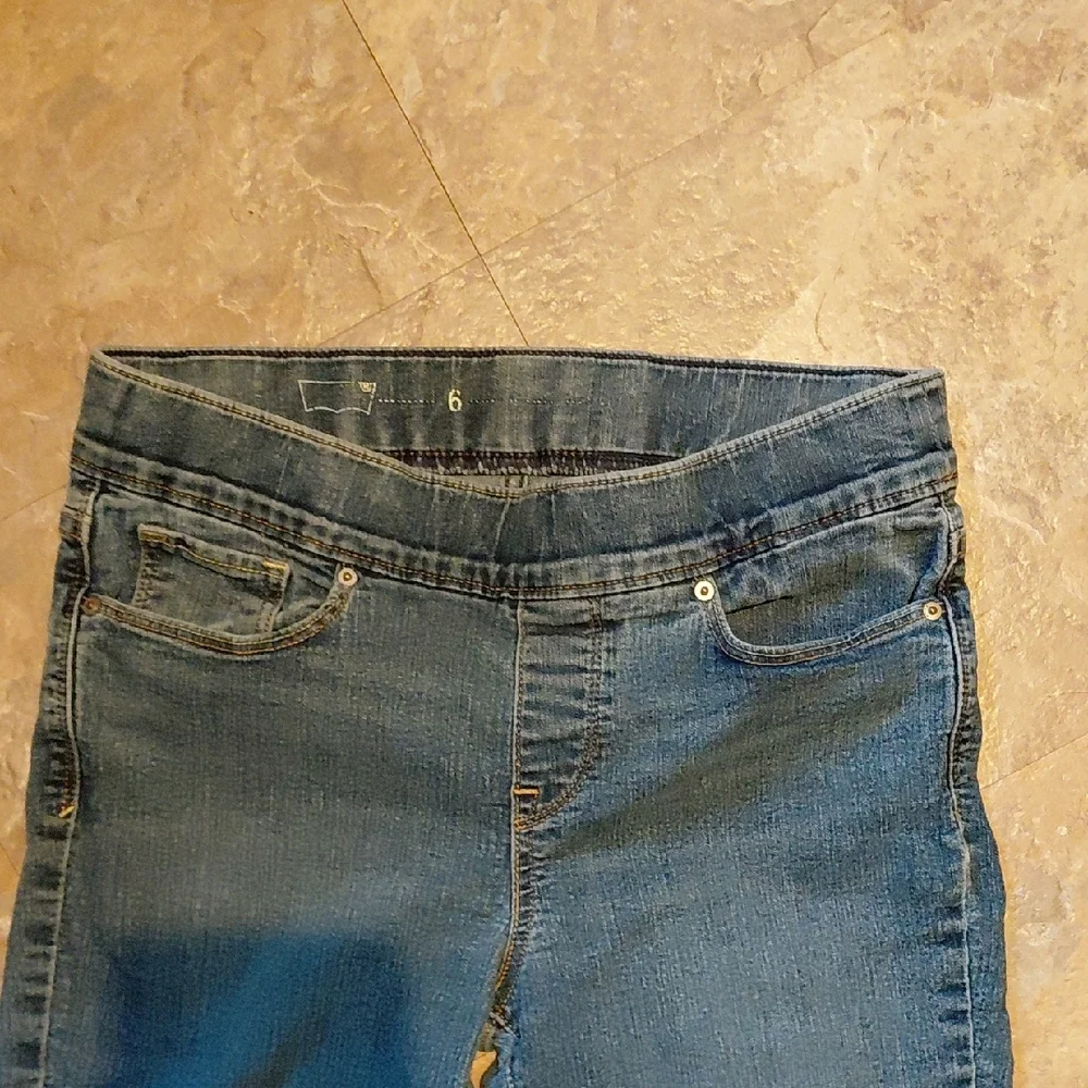 Levi's Women's Skinny Pull Up Jeggins in Blue - Picture 2 of 6